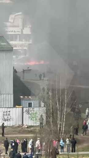 Огненные вихри образовались у ТЦ "Гиант" в Калининграде — горящие обломки обшивки падают прямо на пожарных