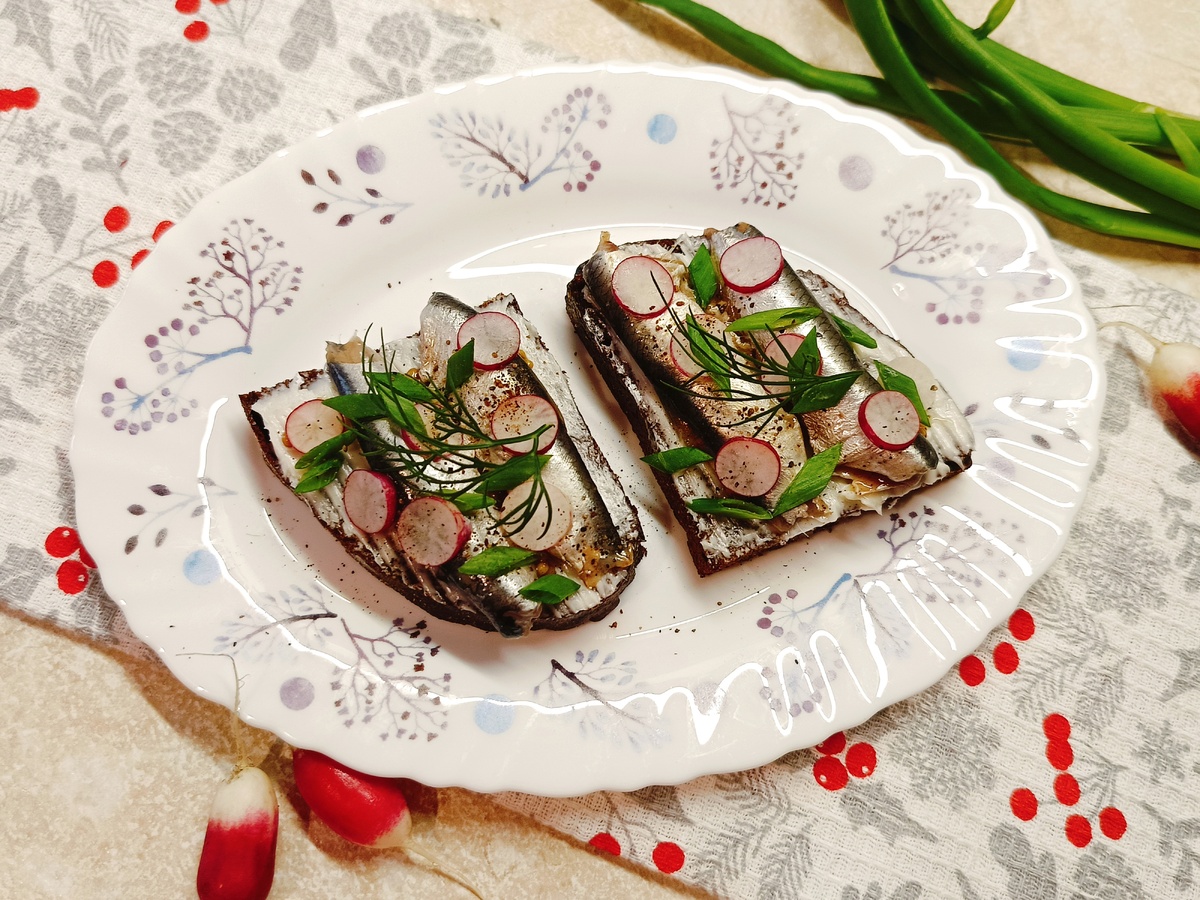 Простая пикантность: готовим бутерброды с килькой и зеленью