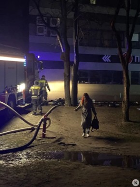 Жители домов на Московском проспекте несли пожарным к горящему «Гианту» воду и перекус