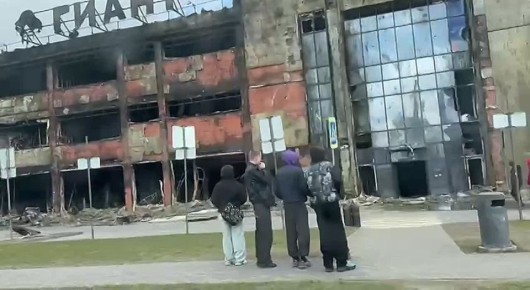 Вот так выглядит «Гиант» спустя сутки с начала пожара