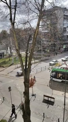 Надеемся, что вы крепко стоите на ногах подальше от деревьев и рекламных щитов! Порывы ветра местами уже достигли 24 метров в секунду