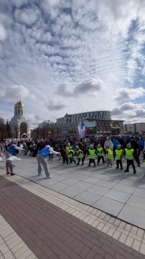 Не каждый день такое увидишь! На площади Победы в Калининграде прошла массовая зарядка