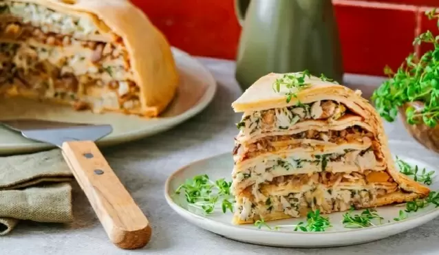 Приготовьте блинный курник: нежный пирог с курицей и гречкой для вашего стола