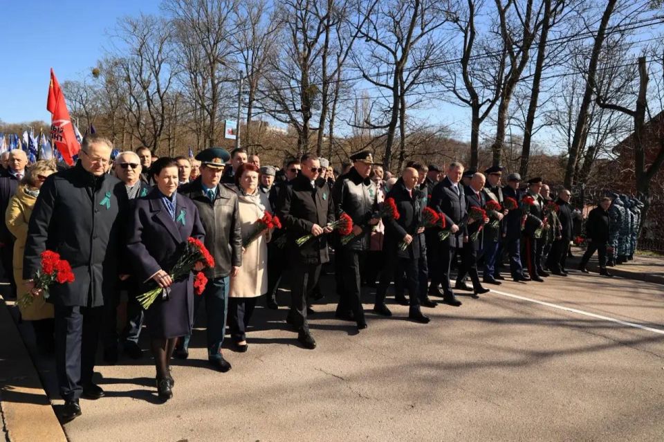 ����� �������: �������, � ���� �������������� ����, 81-� ��������� ������������� ������ ʸ���������, ������ � �������� ��������������, ��������� �� �������� ���������, ��������� ����� � ����� � ��������� 1200...