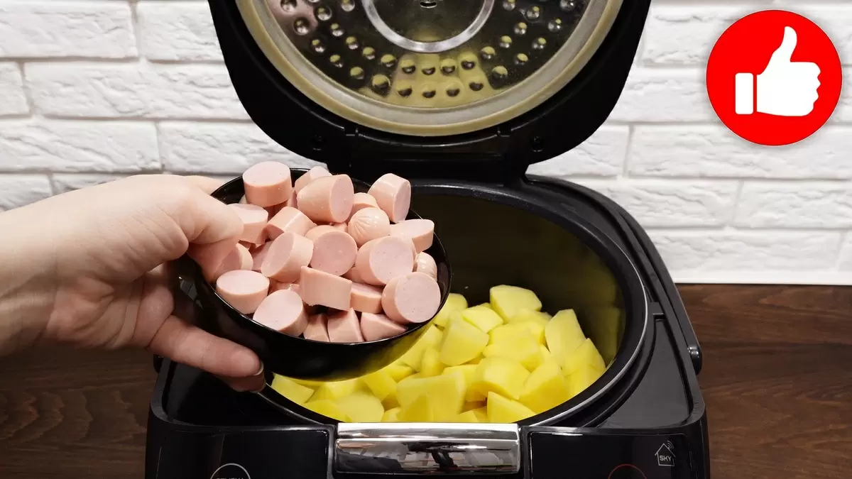 Тушеный картофель с сосисками: идеальный обед в мультиварке