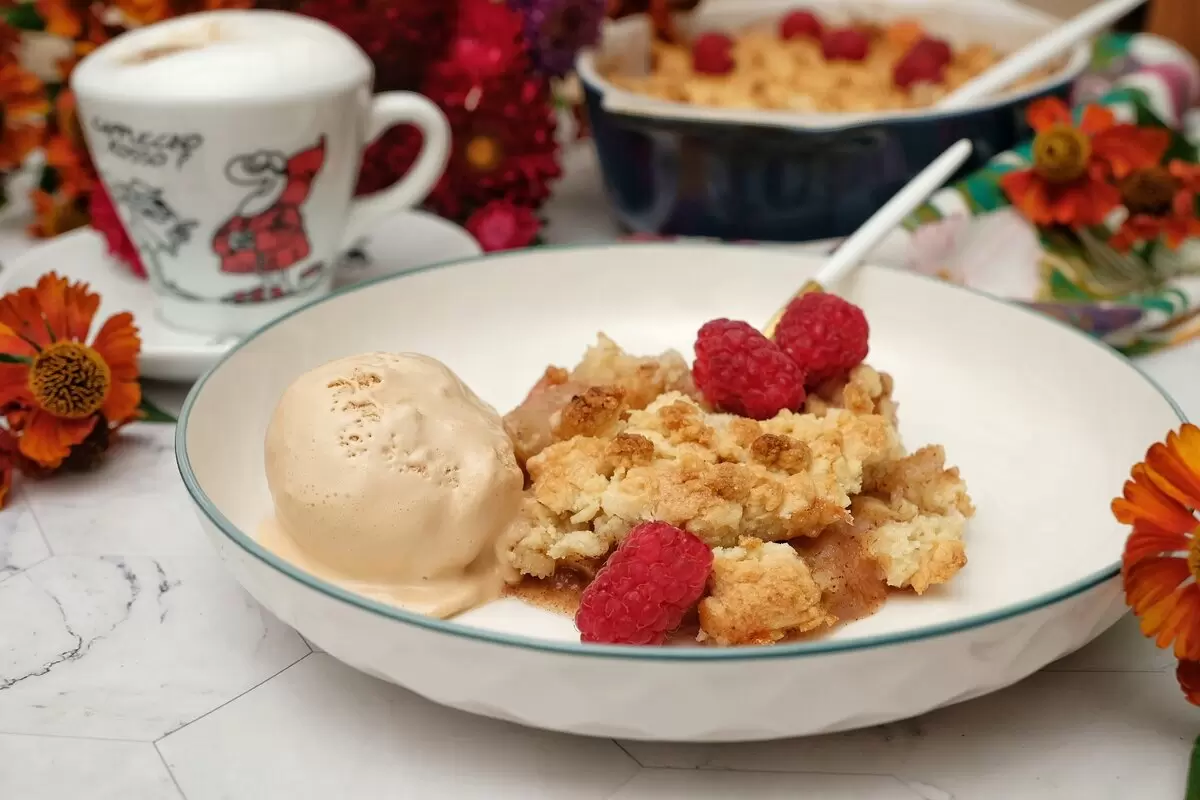 Невероятный крамбл с персиками и яблоками: простота и вкус в каждой порции