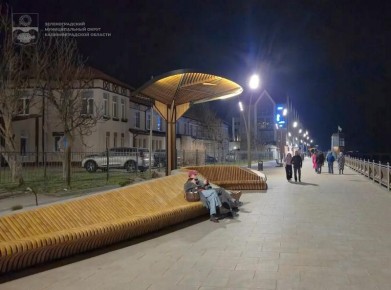 Туристов в Зеленоградске встречают как бы стеблями злаков