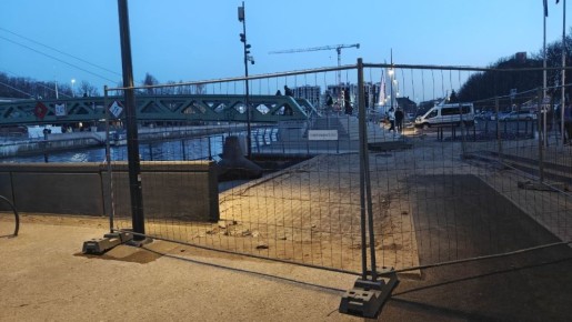 В Калининграде спустя неделю после открытия Философского моста часть покрытия сняли и перекрыли проход