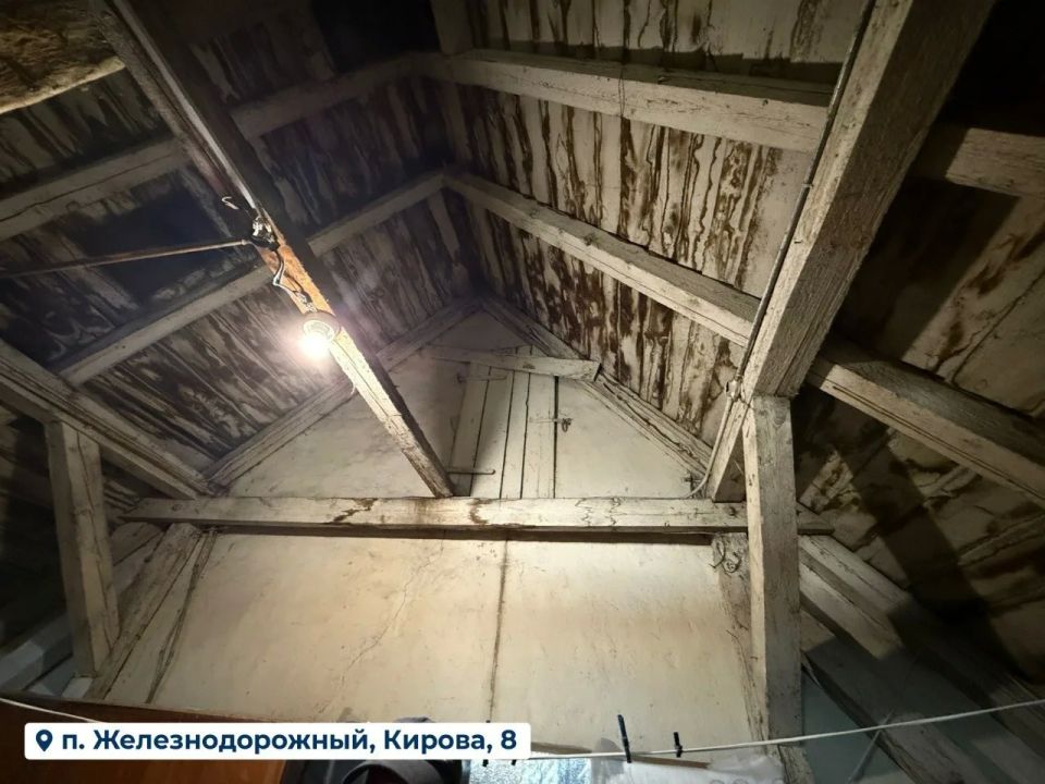 В Железнодорожном продолжают приводить в порядок старые дома В Железнодорожном продолжают приводить в порядок старые дома