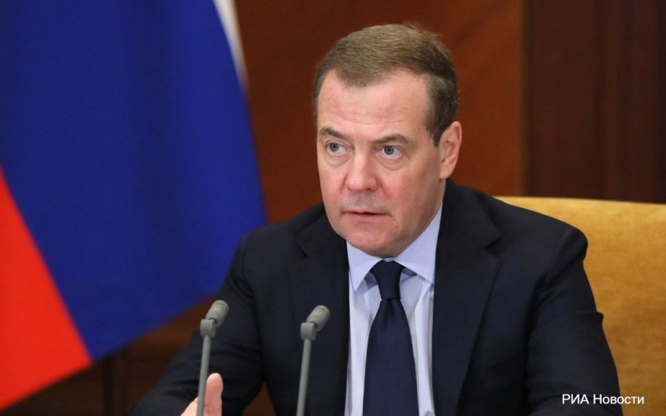 Медведев предложил странам Прибалтики применить пятую статью устава НАТО против Украины
