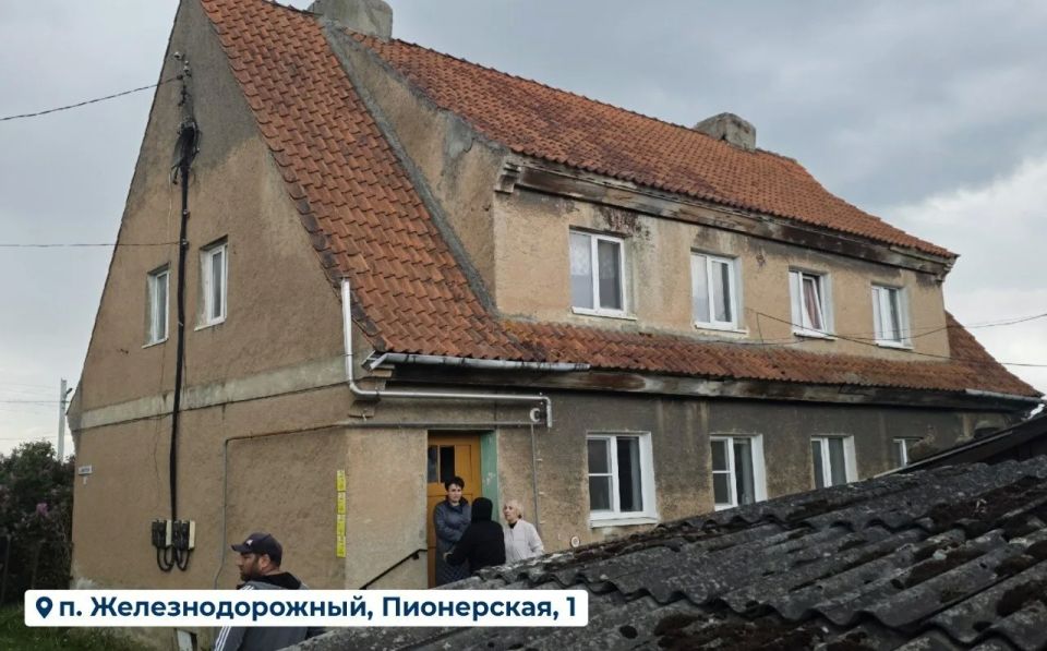В Железнодорожном продолжают приводить в порядок старые дома В Железнодорожном продолжают приводить в порядок старые дома
