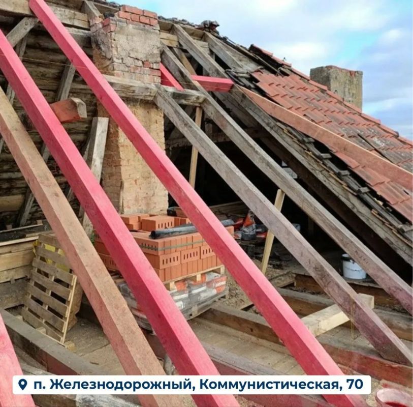 В Железнодорожном продолжают приводить в порядок старые дома В Железнодорожном продолжают приводить в порядок старые дома