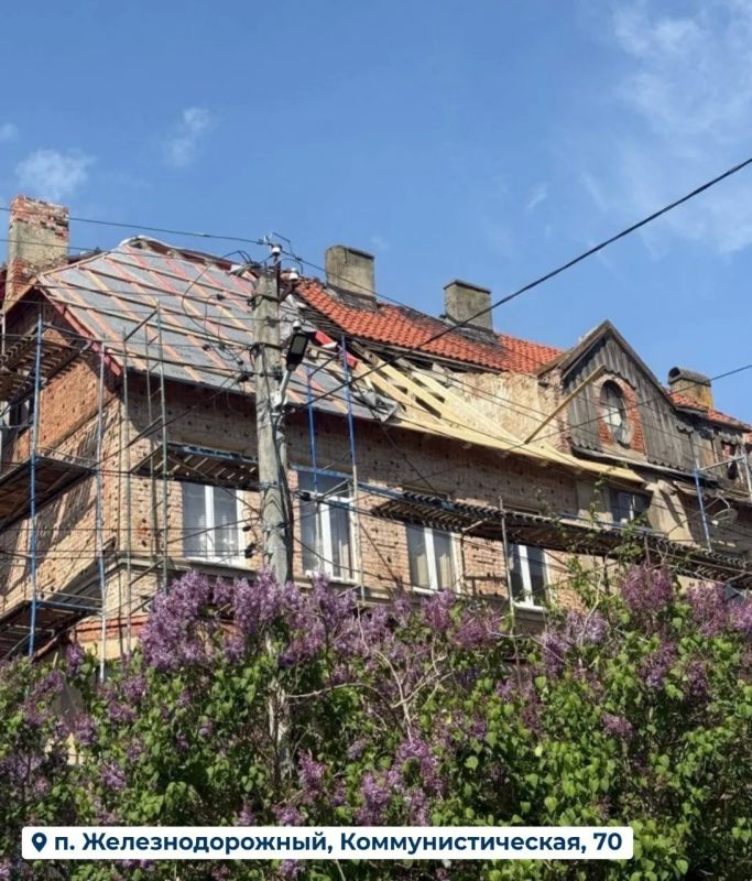 В Железнодорожном продолжают приводить в порядок старые дома В Железнодорожном продолжают приводить в порядок старые дома