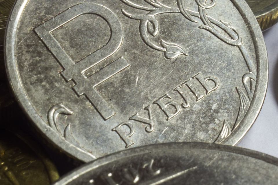 Рубль снова пошёл против прогнозов и резко укрепился к доллару