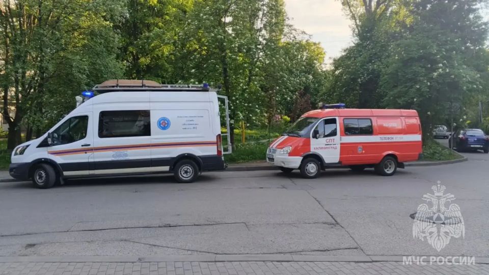 Сотрудники МЧС России потушили пожар в Калининграде Сотрудники МЧС России потушили пожар в Калининграде