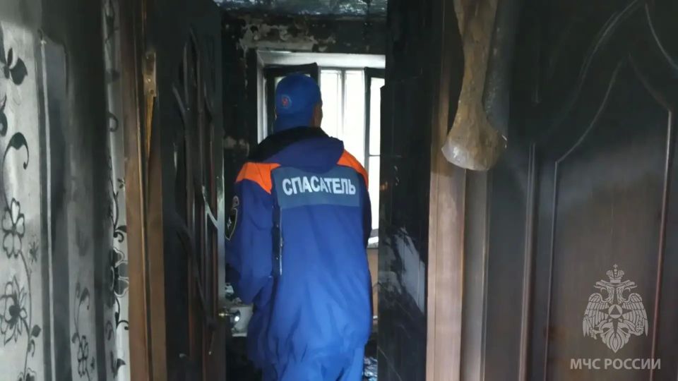 Сотрудники МЧС России потушили пожар в Калининграде Сотрудники МЧС России потушили пожар в Калининграде