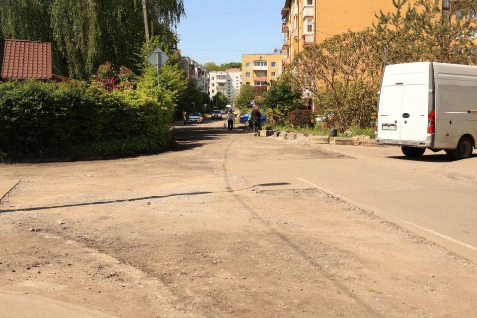 Сегодня, 20 мая, дорожные рабочие продолжают ремонт покрытия на улице Пролетарской – на участке от улицы Черняховского до улицы Шевченко