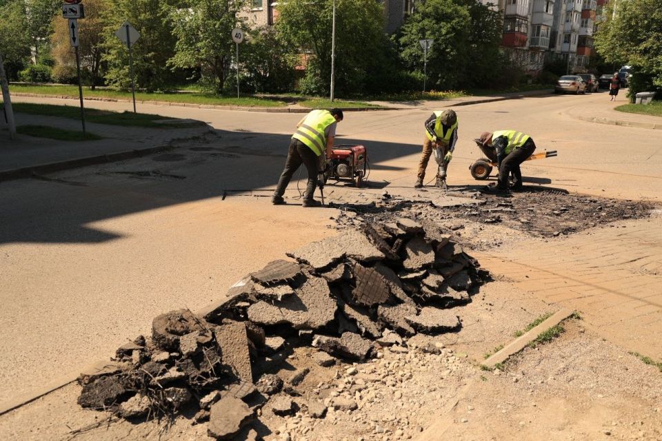 Сегодня, 20 мая, дорожные рабочие продолжают ремонт покрытия на улице Пролетарской – на участке от улицы Черняховского до улицы Шевченко Сегодня, 20 мая, дорожные рабочие продолжают ремонт покрытия на улице Пролетарской – на участке от улицы Черняховского до улицы Шевченко
