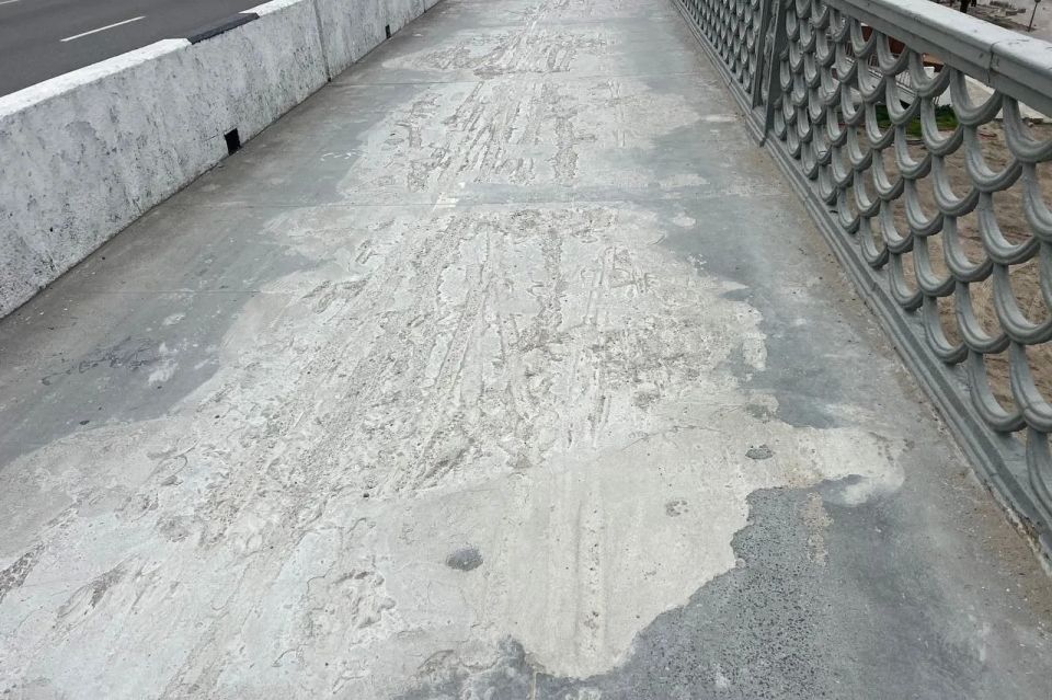 Калининградцы жалуются на состояние покрытия тротуара после ремонта на эстакаде Ленинского проспекта Калининградцы жалуются на состояние покрытия тротуара после ремонта на эстакаде Ленинского проспекта