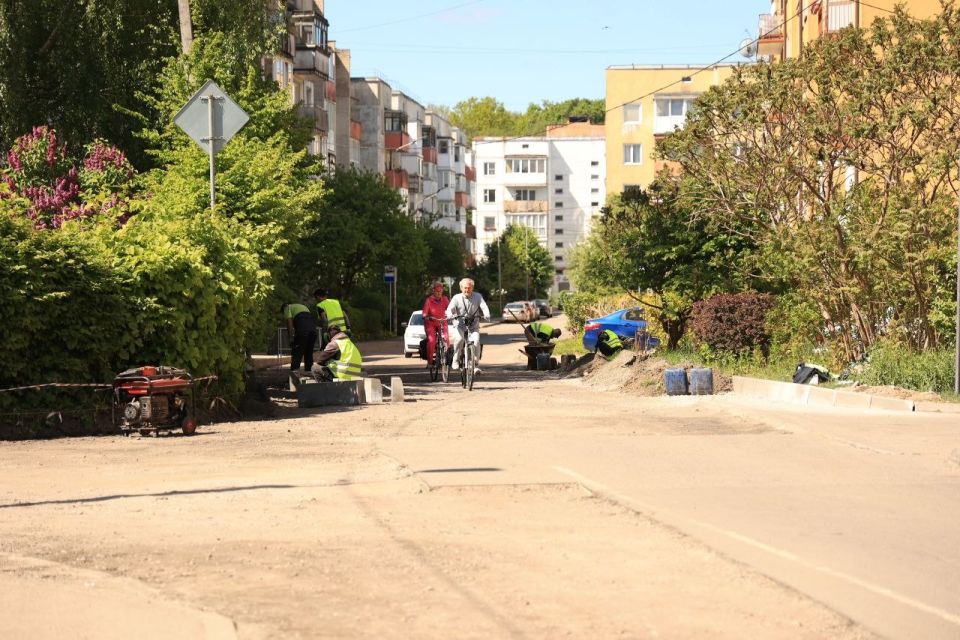 22 мая продолжился ремонт дорожного покрытия на Эстакадном мосту (завтра работы закончат) улицах Ижорская, Новгородская и Урицкого – здесь меняют асфальт на всем протяжении 22 мая продолжился ремонт дорожного покрытия на Эстакадном мосту (завтра работы закончат) улицах Ижорская, Новгородская и Урицкого – здесь меняют асфальт на всем протяжении