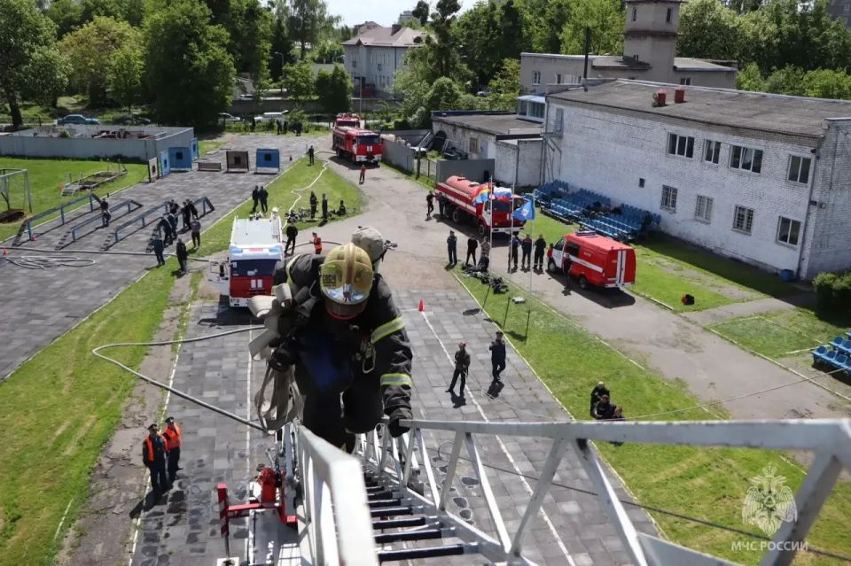 Титаны спасательного дела. В Калининграде на базе пожарно-спасательной части № 3 имени Александра Гернера прошёл первый этап ежегодного смотра-конкурса на звание «Лучшее звено газодымозащитной службы» территориального... Титаны спасательного дела. В Калининграде на базе пожарно-спасательной части № 3 имени Александра Гернера прошёл первый этап ежегодного смотра-конкурса на звание «Лучшее звено газодымозащитной службы» территориального...