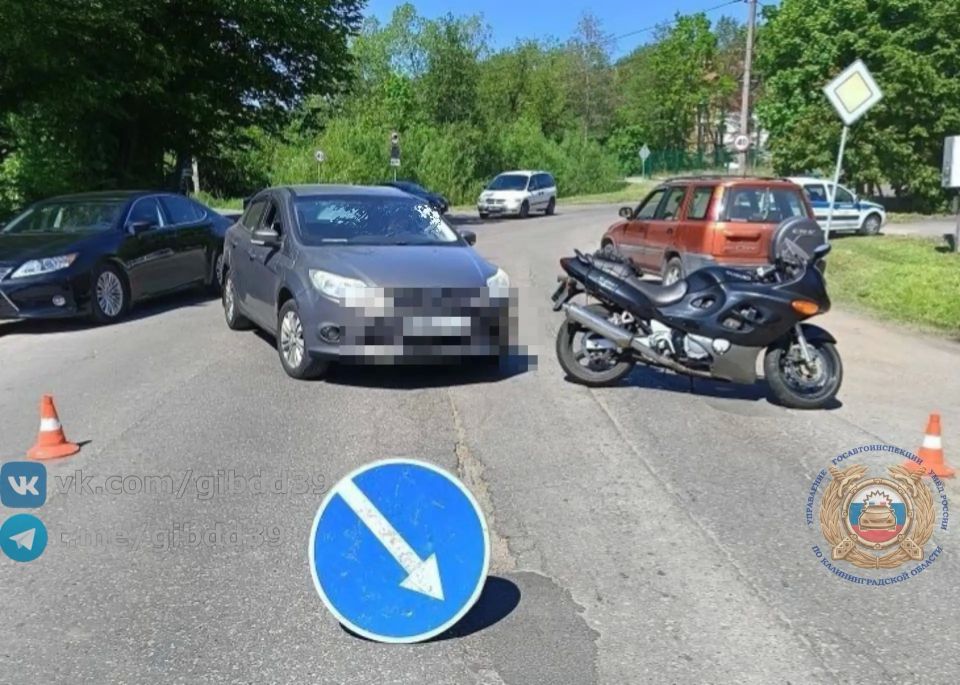 По предварительным данным, 23.05.2026 около 12:59 в г. Калининграде на ул. Аллея Смелых, 200б, произошло столкновение автомобиля и мотоцикла