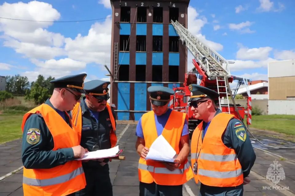 Титаны спасательного дела. В Калининграде на базе пожарно-спасательной части № 3 имени Александра Гернера прошёл первый этап ежегодного смотра-конкурса на звание «Лучшее звено газодымозащитной службы» территориального... Титаны спасательного дела. В Калининграде на базе пожарно-спасательной части № 3 имени Александра Гернера прошёл первый этап ежегодного смотра-конкурса на звание «Лучшее звено газодымозащитной службы» территориального...