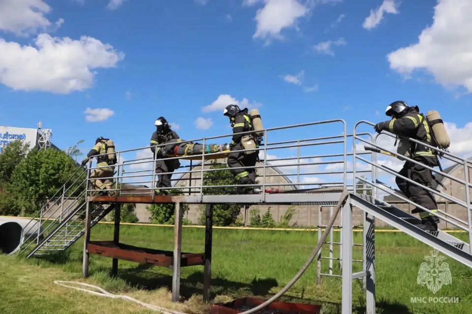 Титаны спасательного дела. В Калининграде на базе пожарно-спасательной части № 3 имени Александра Гернера прошёл первый этап ежегодного смотра-конкурса на звание «Лучшее звено газодымозащитной службы» территориального... Титаны спасательного дела. В Калининграде на базе пожарно-спасательной части № 3 имени Александра Гернера прошёл первый этап ежегодного смотра-конкурса на звание «Лучшее звено газодымозащитной службы» территориального...