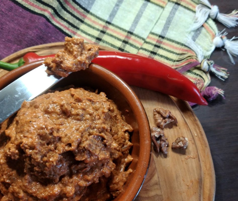 Восточная закуска из запеченного перца с орехами: простота и изысканность на вашем столе