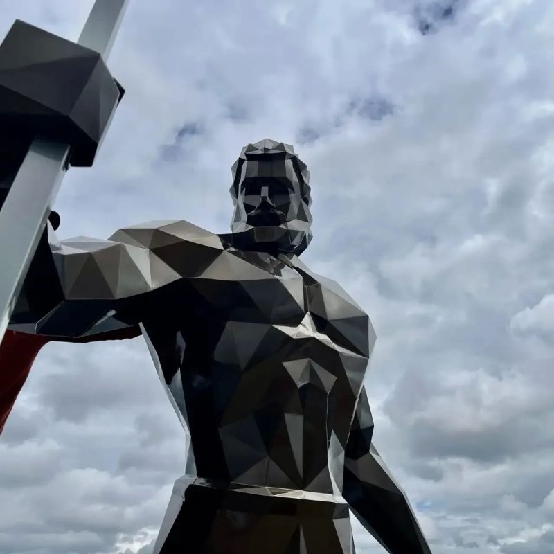 В Светлом на городской набережной установили статую Нептуна В Светлом на городской набережной установили статую Нептуна