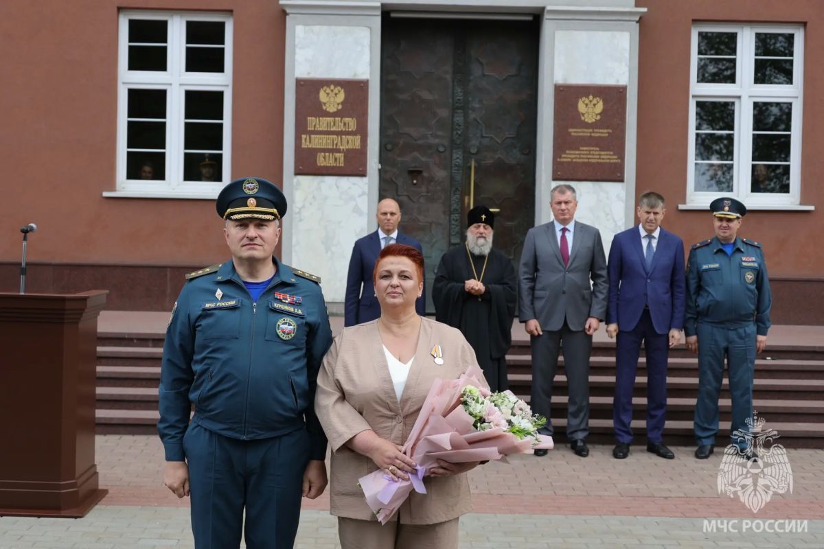 Александр Куренков передал подразделениям ведомства в Калининградской области новую спецтехнику и наградил личный состав Александр Куренков передал подразделениям ведомства в Калининградской области новую спецтехнику и наградил личный состав