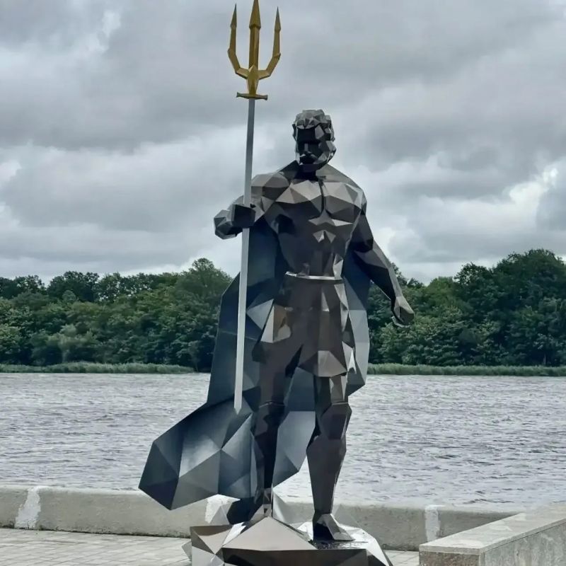 В Светлом на городской набережной установили статую Нептуна
