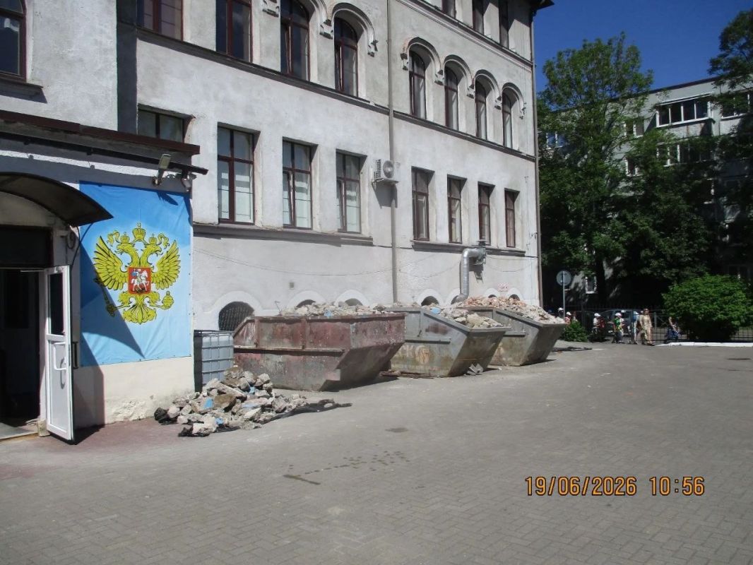 В 5 школе идёт капремонт.. Каникулы всего 3 месяца, а подрядчику надо успеть обновить пищеблок, санузлы, спортзал, крышу и коридоры. В этом году на работы выделено более 100 млн. рублей В 5 школе идёт капремонт.. Каникулы всего 3 месяца, а подрядчику надо успеть обновить пищеблок, санузлы, спортзал, крышу и коридоры. В этом году на работы выделено более 100 млн. рублей