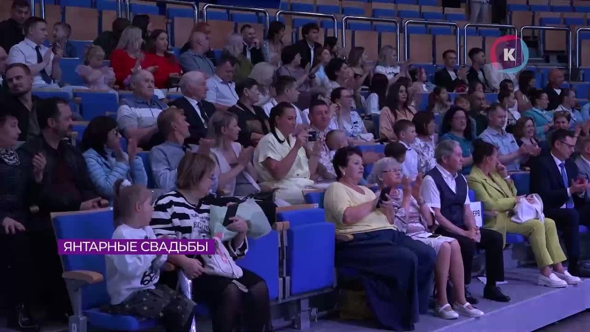 На сцене «Янтарь-холла» сыграли одновременно 22 свадьбы — столько же, сколько муниципалитетов в Калининградской области