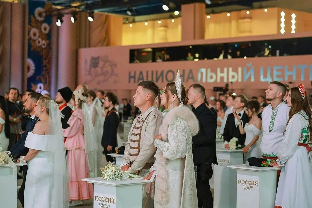 Калининградские пары сыграли свадьбы на большом фестивале в Москве Калининградские пары сыграли свадьбы на большом фестивале в Москве