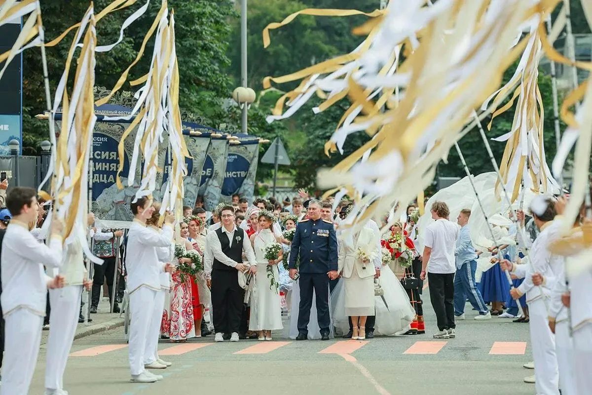 Калининградские пары сыграли свадьбы на большом фестивале в Москве Калининградские пары сыграли свадьбы на большом фестивале в Москве