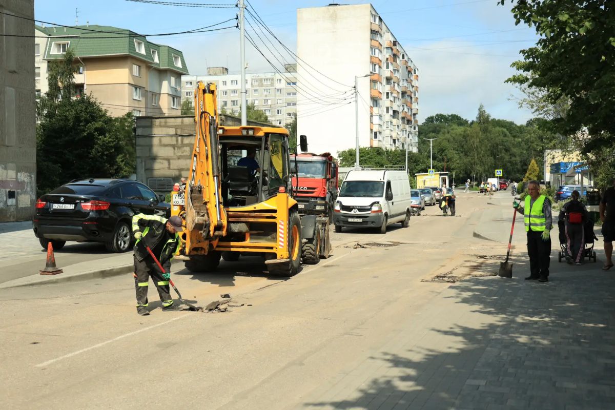 Сегодня, 13 июля, дорожные рабочие вышли на ремонт проезжей части на ул. Ефремова, Дадаева и Адмиральской; также дорожные дефекты ликвидируют на ул. Грекова, Интернациональной и Брусничной Сегодня, 13 июля, дорожные рабочие вышли на ремонт проезжей части на ул. Ефремова, Дадаева и Адмиральской; также дорожные дефекты ликвидируют на ул. Грекова, Интернациональной и Брусничной