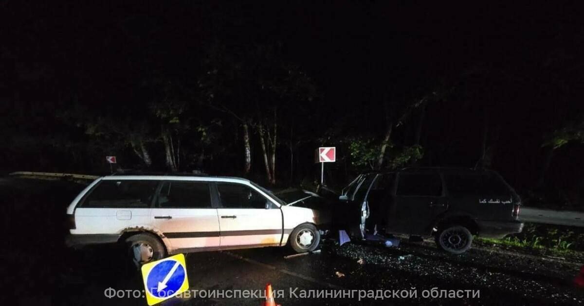На трассе Калининград — Балтийск Volkswagen столкнулся лоб в лоб сразу с двумя машинами