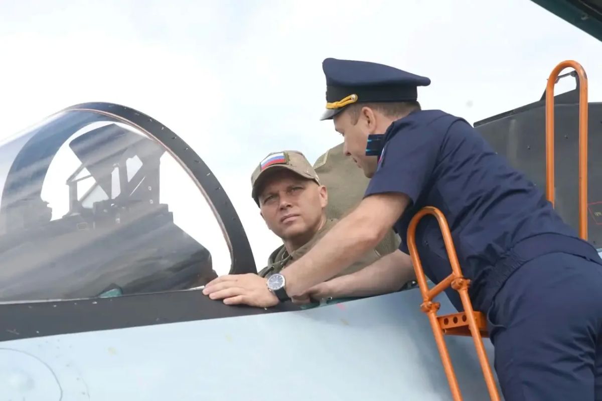 Алексей Беспрозванных: Сила нашего региона. На кадрах – новые Су-30 и Су-35 у 689-го гвардейского истребительного авиационного Сандомирского ордена Александра Невского полка имени маршала авиации А. И. Покрышкина Алексей Беспрозванных: Сила нашего региона. На кадрах – новые Су-30 и Су-35 у 689-го гвардейского истребительного авиационного Сандомирского ордена Александра Невского полка имени маршала авиации А. И. Покрышкина