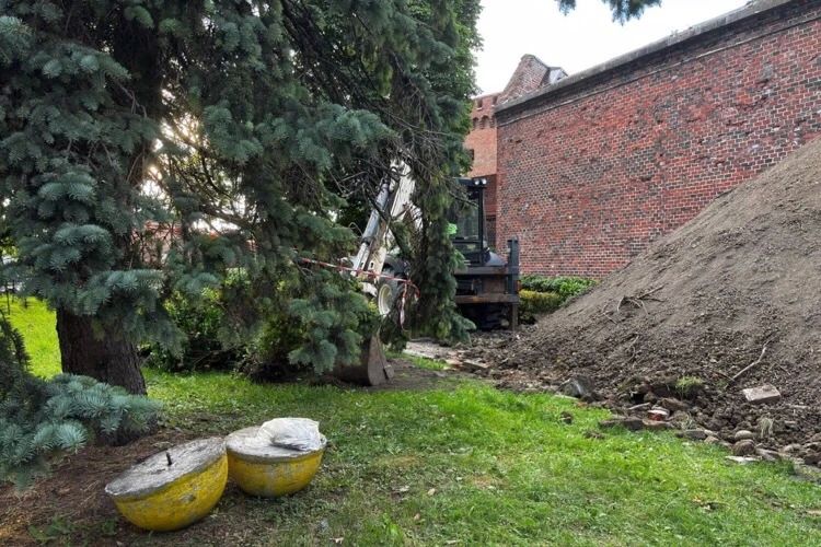 В Калининграде приступили к расчистке стрелкового хода у башни Дона В Калининграде приступили к расчистке стрелкового хода у башни Дона