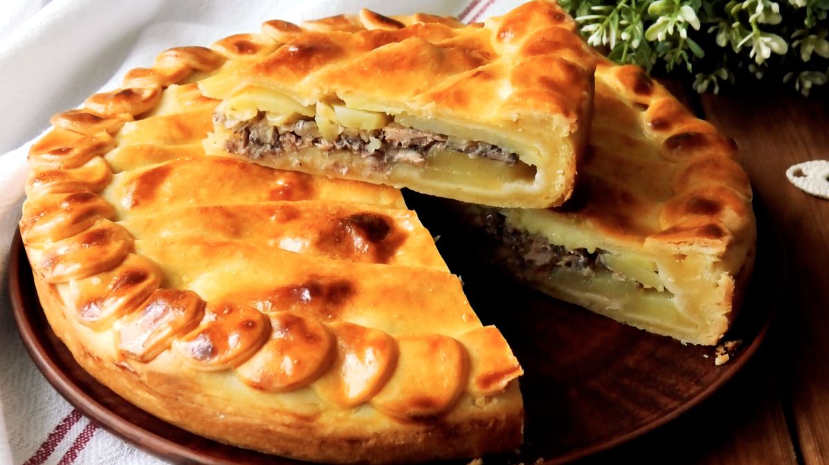 Пирог с картофелем и рыбными консервами
