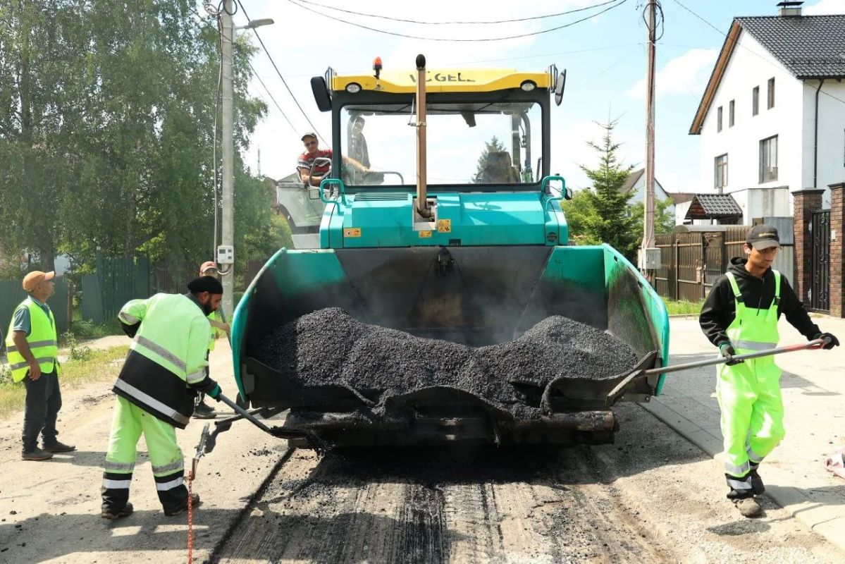 Для большинства горожан рабочая неделя заканчивается, но только не для дорожных рабочих Для большинства горожан рабочая неделя заканчивается, но только не для дорожных рабочих