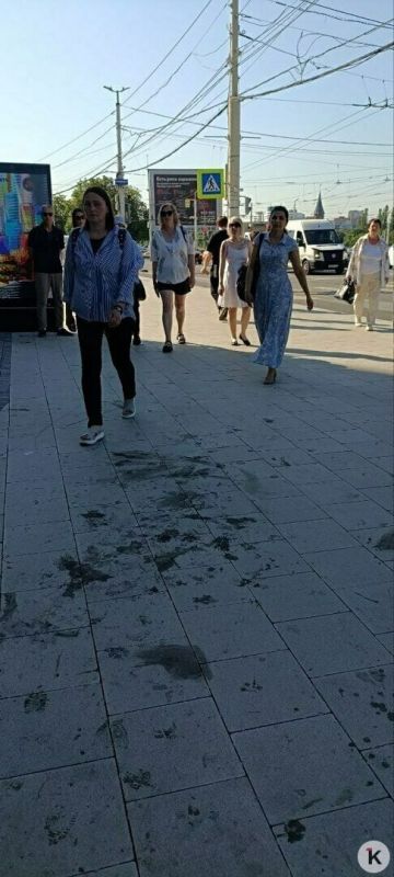 У гостиницы «Калининград» нелегальные торговцы заляпали новую плитку соком черешни