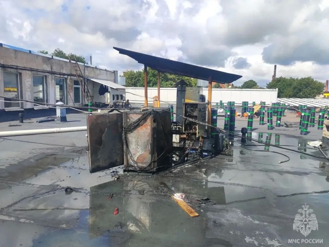 В Советске сотрудники МЧС потушили пожар на крыше магазина