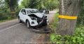 Под Полесском женщина на Chery выехала на встречку и врезалась в придорожное дерево