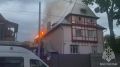 В Калининграде сотрудники МЧС России ликвидируют пожар в многоквартирном жилом доме