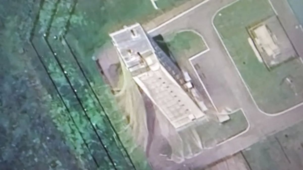 Антенна РЛС СПРН «Воронеж-ДМ» под Калининградом, накрытая антидроновой сетью