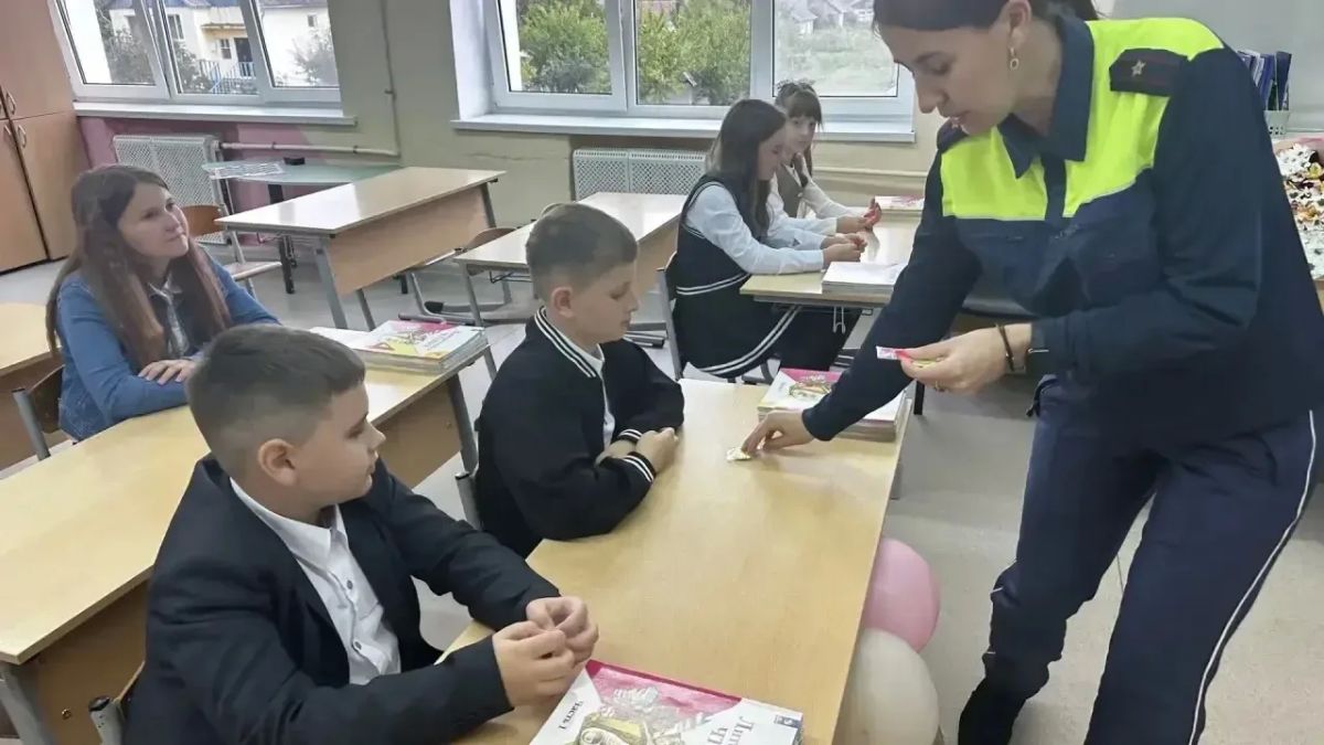 В рамках специально - профилактического мероприятия «Внимание - дети!» инспектор отделения Госавтоинспекции Гусевского района навестила первоклассников филиала школы в п. Калининское и провела беседу по правилам дорожного... В рамках специально - профилактического мероприятия «Внимание - дети!» инспектор отделения Госавтоинспекции Гусевского района навестила первоклассников филиала школы в п. Калининское и провела беседу по правилам дорожного...