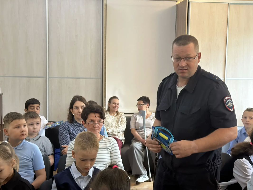 В Калининграде в рамках специального профилактического мероприятия «Внимание - дети!» сотрудники Центра ДиТН ПБДД ГИБДД и ОБ ДПС ГИБДД провели занятия в школе-интернате В Калининграде в рамках специального профилактического мероприятия «Внимание - дети!» сотрудники Центра ДиТН ПБДД ГИБДД и ОБ ДПС ГИБДД провели занятия в школе-интернате