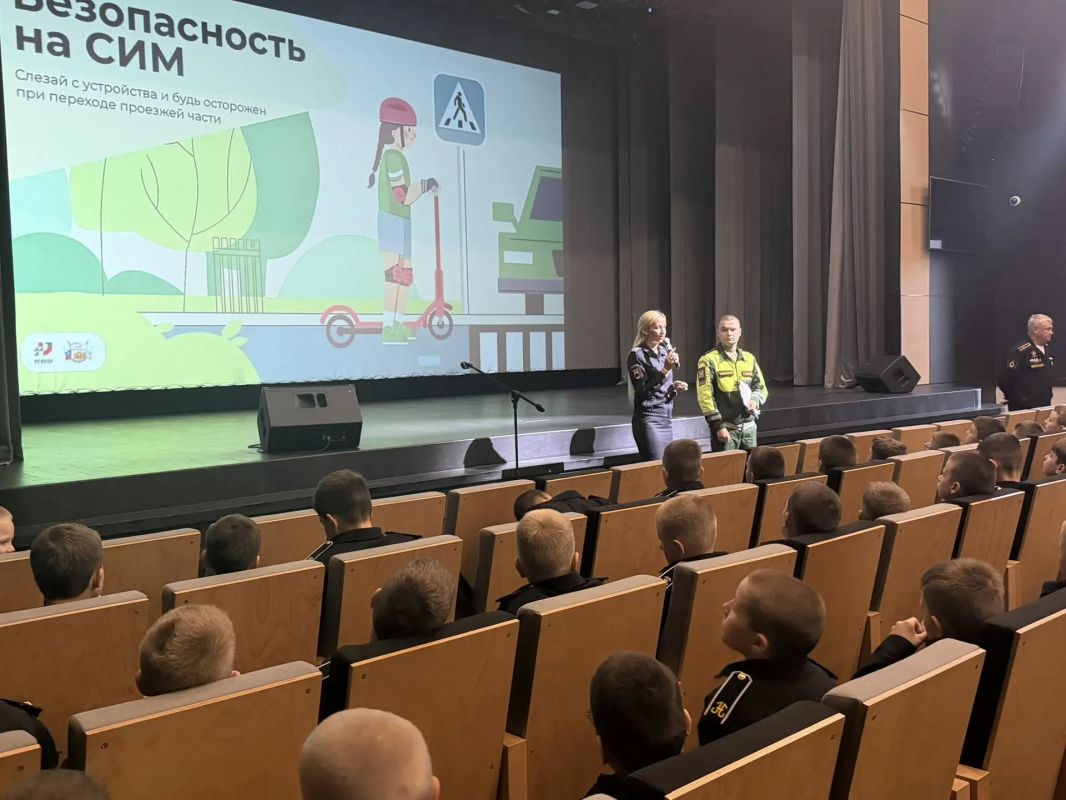 Сотрудники Центра ДиТН ПБДД ГИБДД УМВД России по Калининградской области совместно с сотрудниками Военной автоинспекции провели занятие по безопасности дорожного движения в филиале Нахимовского военно-морского училища в...